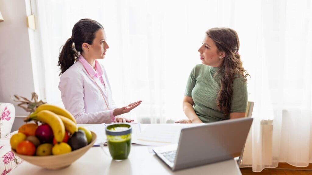 image of a nutritionist discussing green nutrition faqs with a patient